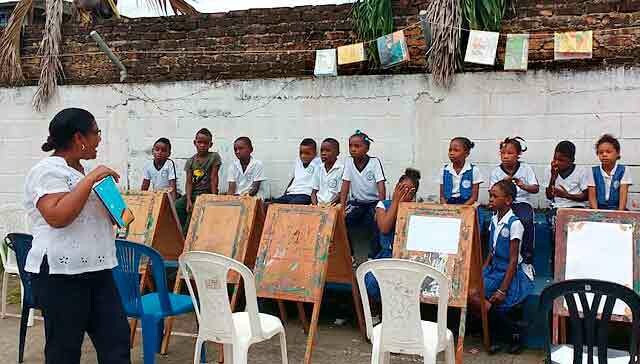 182012369887250222-colombia-tendedero-libros.jpg